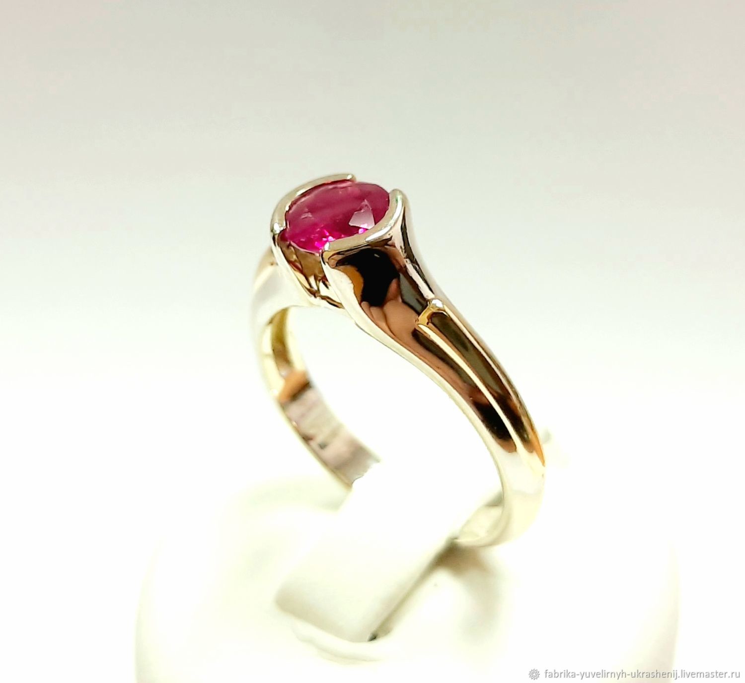 Золотое кольцо с рубином 585