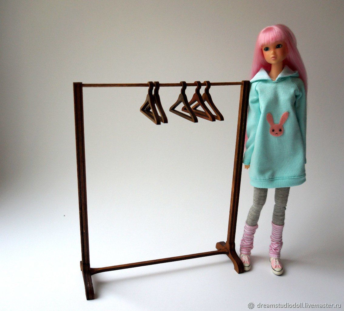 стойка вешалка для кукольной одежды