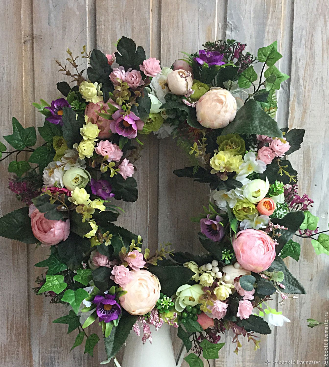 Венок из искусственных цветов фото Венок из искусственных цветов фото