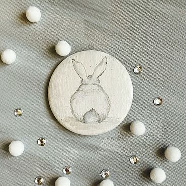 Украшения ручной работы. Ярмарка Мастеров - ручная работа Значок роспись кролик сзади (акрил, карандаш, лак). Handmade.