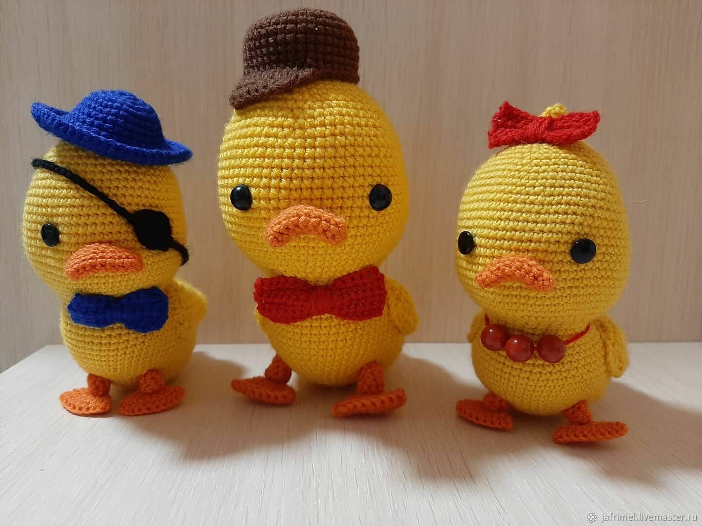 утенок амигуруми. утёнок крючком амигуруми. вязаная уточка игрушка. вязаная уточка. вязаная игрушка утка.