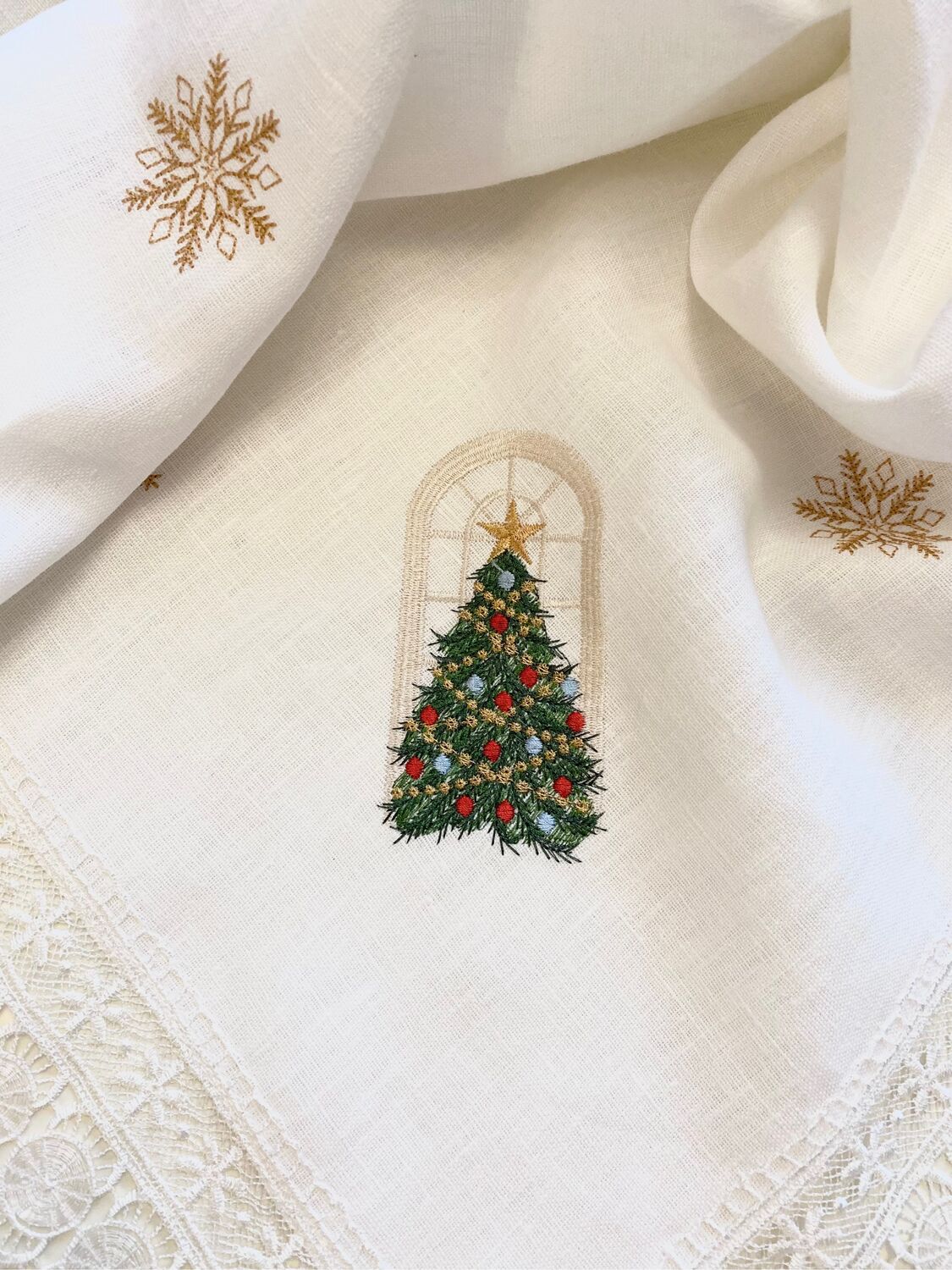 Новогодняя льняная скатерть с вышивкой и кружевом купить в интернет ...