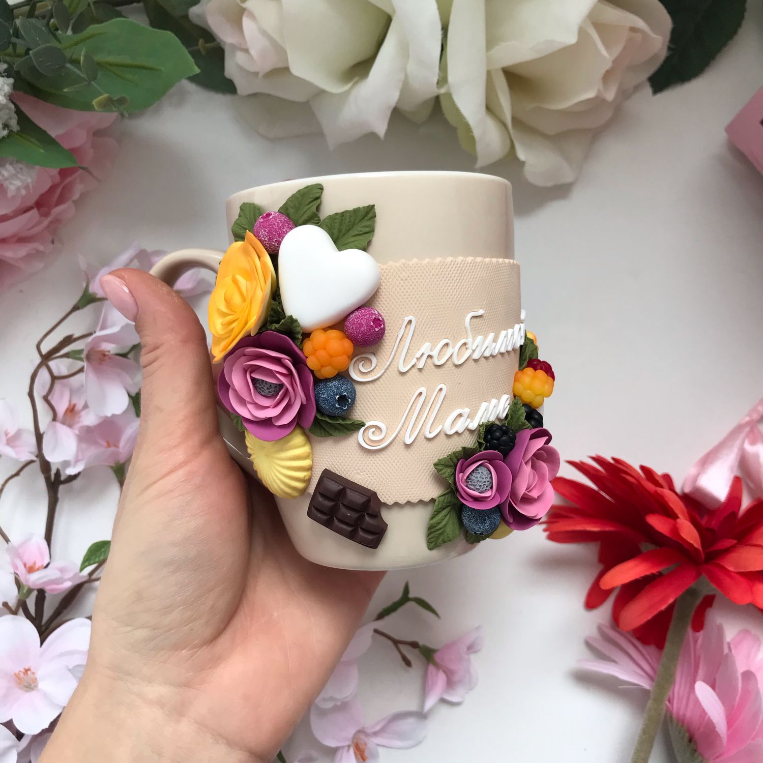 Весенний подарок своими руками. Подарок маме из глины. Кружка из полимерной глины для мамы. Кружка из полимерной глины. Кружка с цветами из полимерной глины.
