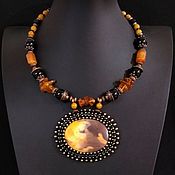 Two necklaces with agate and onyx
