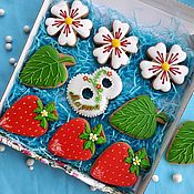 Сувениры и подарки handmade. Livemaster - original item Set of gingerbread Strawberries. Birthday cakes.Gingerbread on March 8. Handmade.