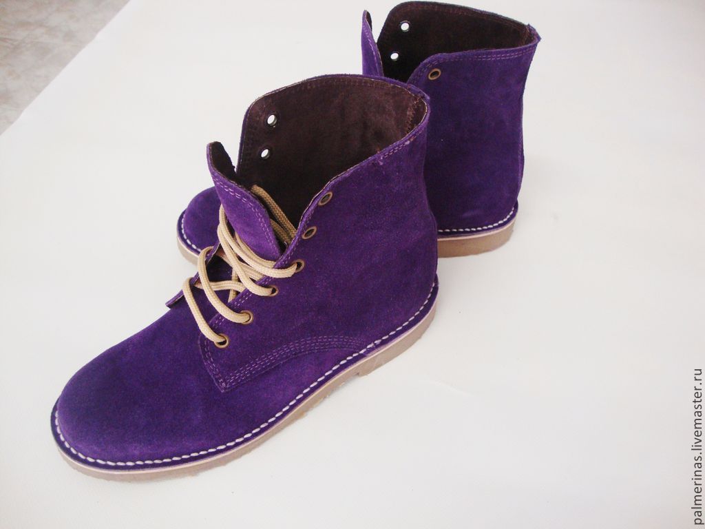 Фиолетовая подошва. Сиреневые ботинки. Фиолетовые зимние ботинки женские. Фиолетовые замшевые ботинки. Фиолетовые ботинки замшевые женские.