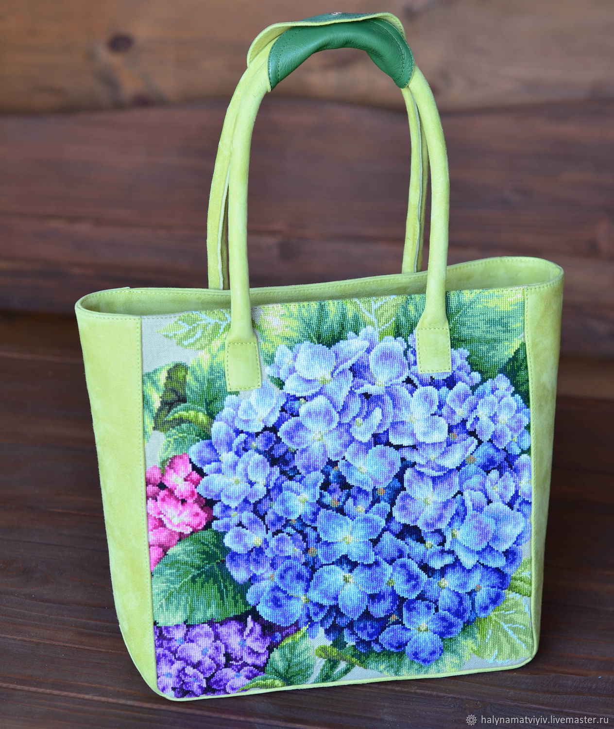Яркая сумка с цветами