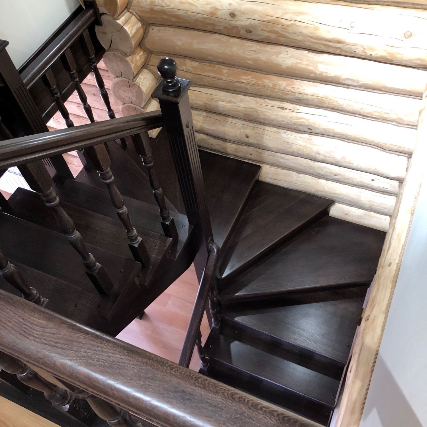 Поворотная лестница с забежными ступенями на 180