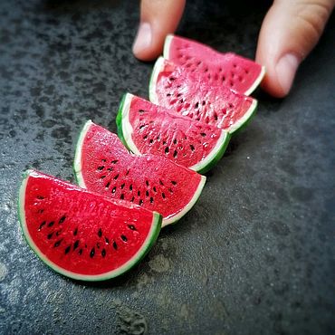 Украшения ручной работы. Ярмарка Мастеров - ручная работа Брошь. Долька арбуза, кусочек лета. Сочный спелый миниатюрный арбуз. Handmade.