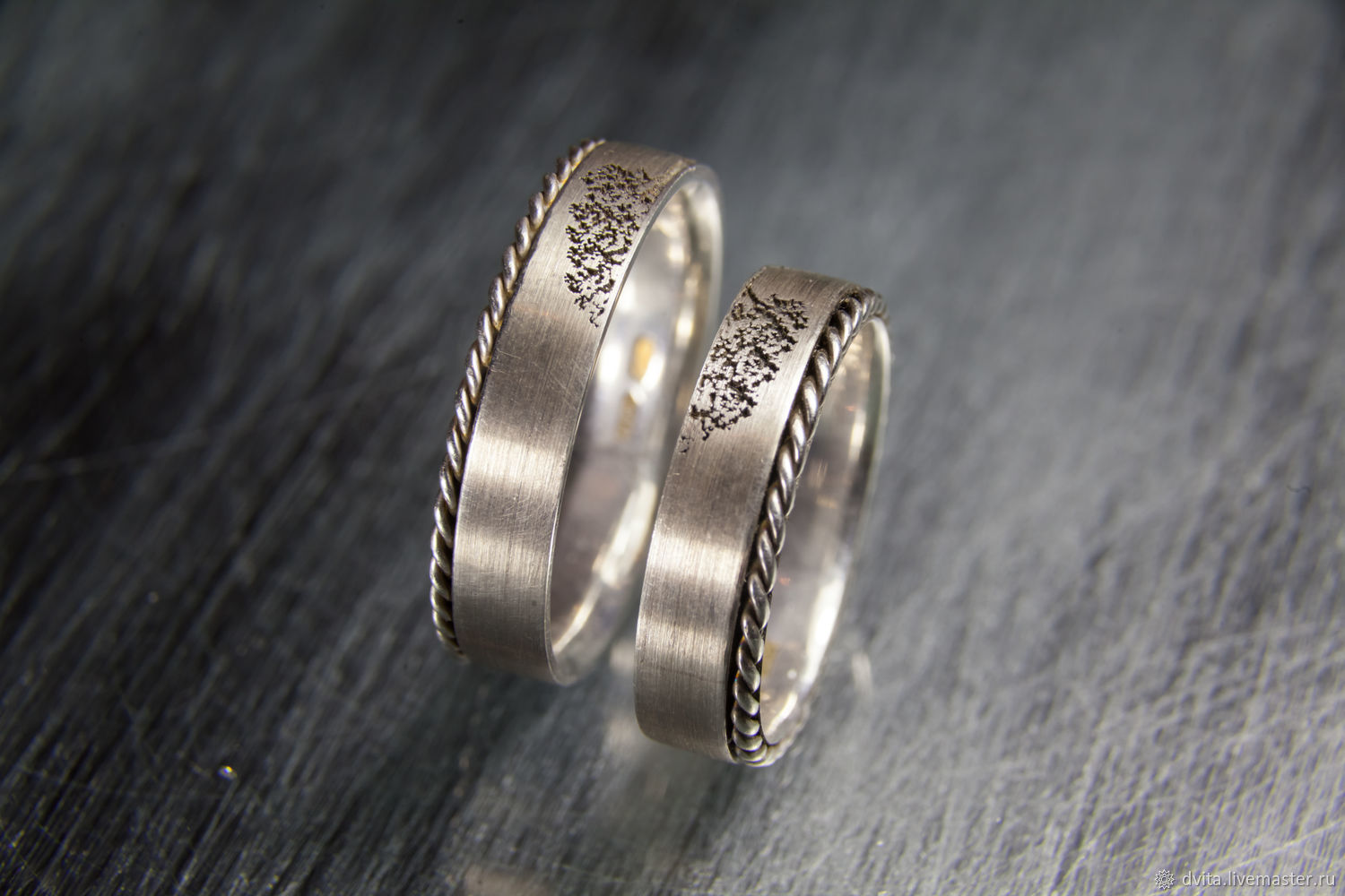 Можно обручальное кольцо серебряное. Свадебные кольца. Серебряное обручальное кольцо. Необычные обручальные кольца. Гравировка на обручальных кольцах.