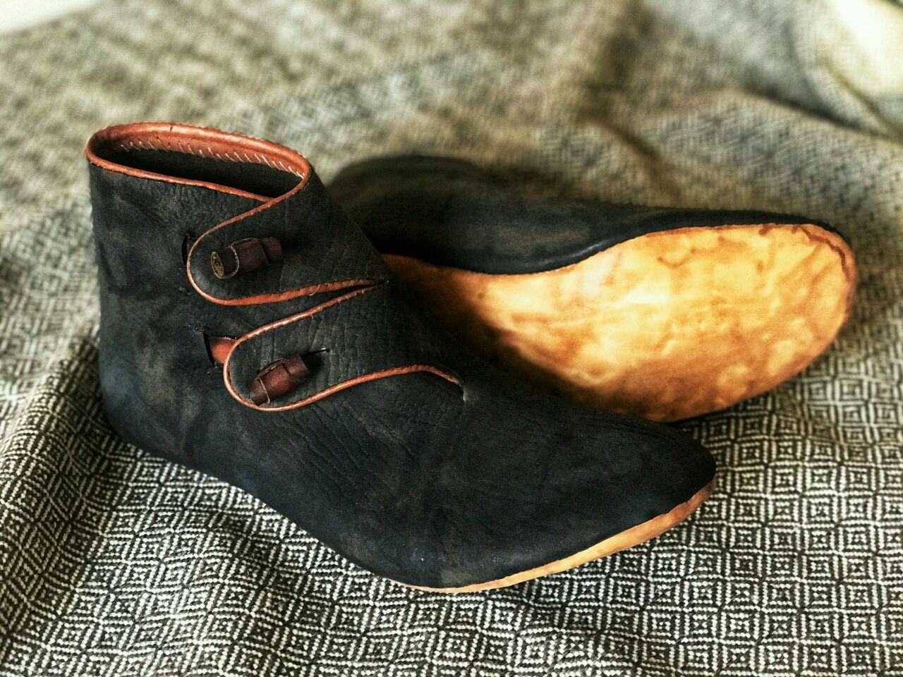 Ярмарка мастеров обуви. Туфли инспектор мужские. Туфли коньячного цвета мужские. Валяные ботинки женские. Тапочки из войлока и шерсти.