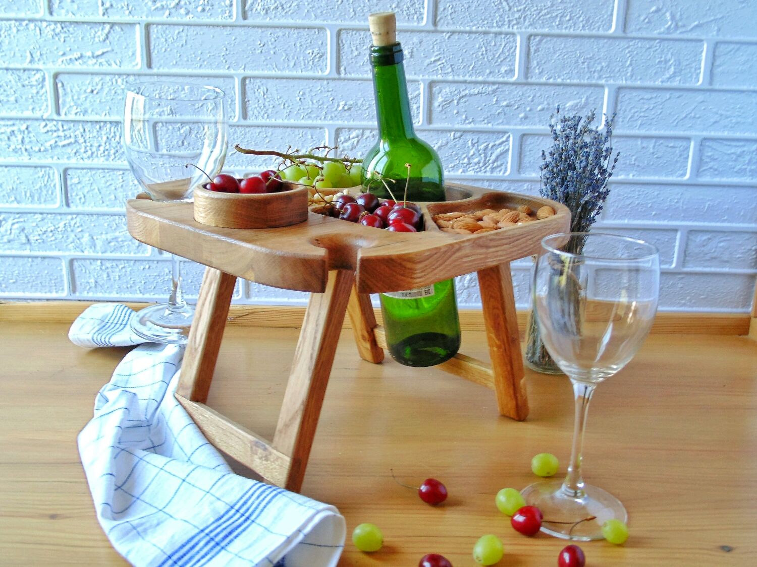 Столик для вина и бокалов деревянный