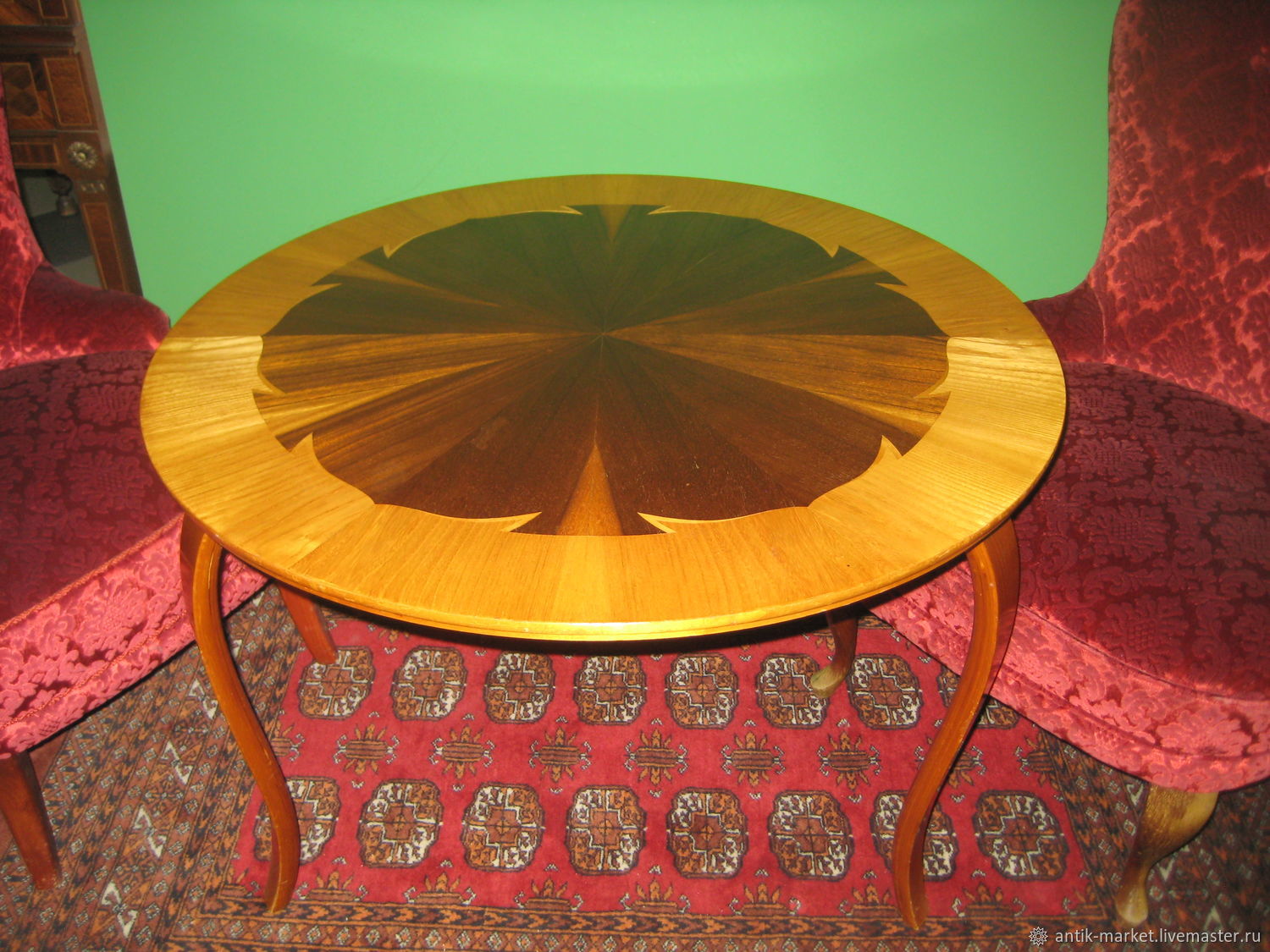 Винтажный круглый стол