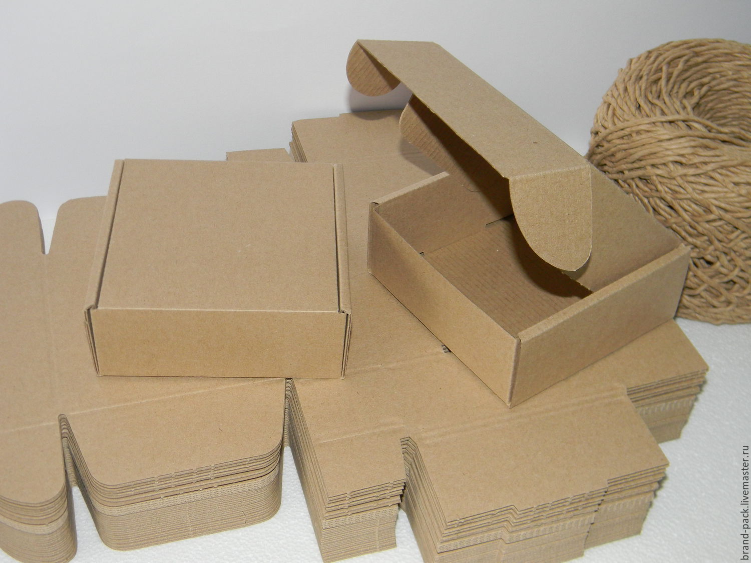Упаковка из гофрированного картона. Коробка самосборная бурая. Коробки картонные упаковочные. Коробки гофрокартон. Коробки из картона.