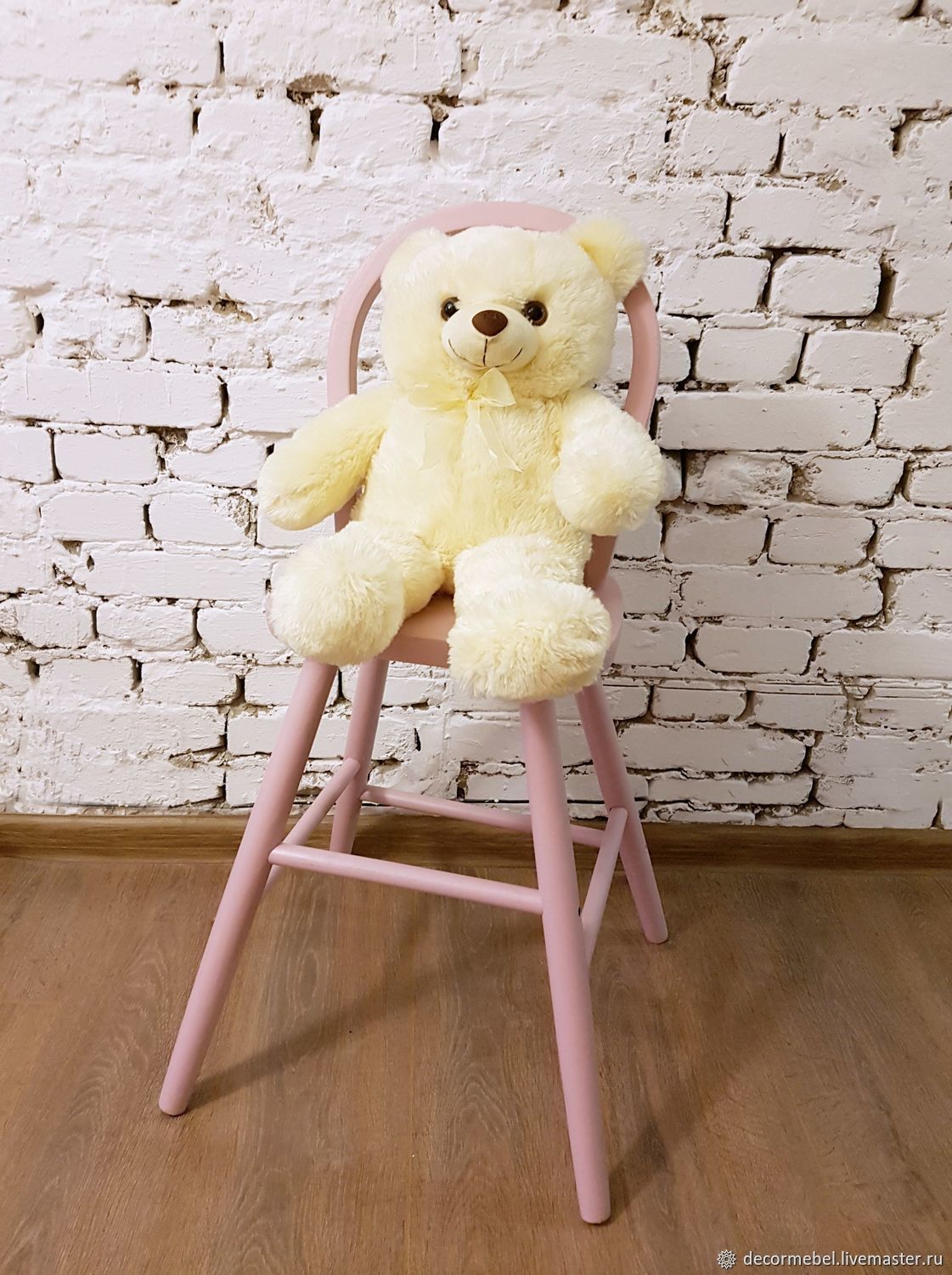 Розовый стул на колесиках для девочки
