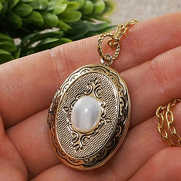 Украшения ручной работы. Ярмарка Мастеров - ручная работа Медальон овальный Белый Перламутр antique gold. Handmade.