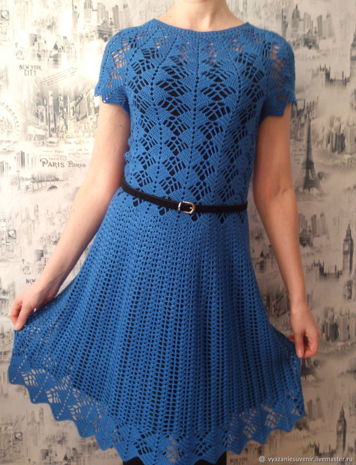 Синее вязаное ажурное платье