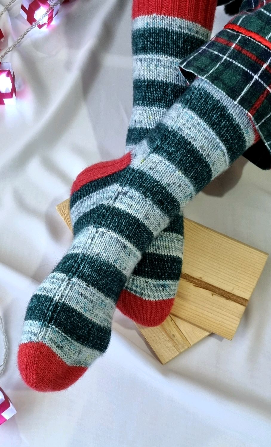 Декоративные рождественские носки, вязаные спицами сверху.