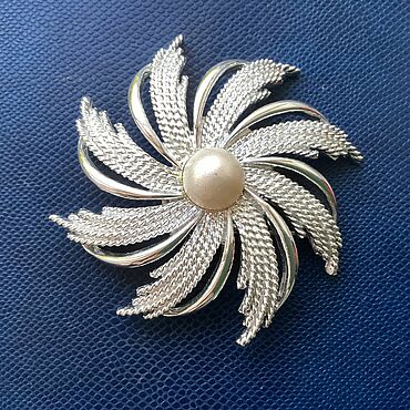 Винтаж ручной работы. Ярмарка Мастеров - ручная работа Винтаж: Sarah Coventry Брошь - SILVERY SUNBURST, США, 1969 (4391). Handmade.