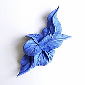 Украшения ручной работы. Ярмарка Мастеров - ручная работа Broche de flores de cuero Cielo en Nomeolvides azul cielo color broche. Handmade.