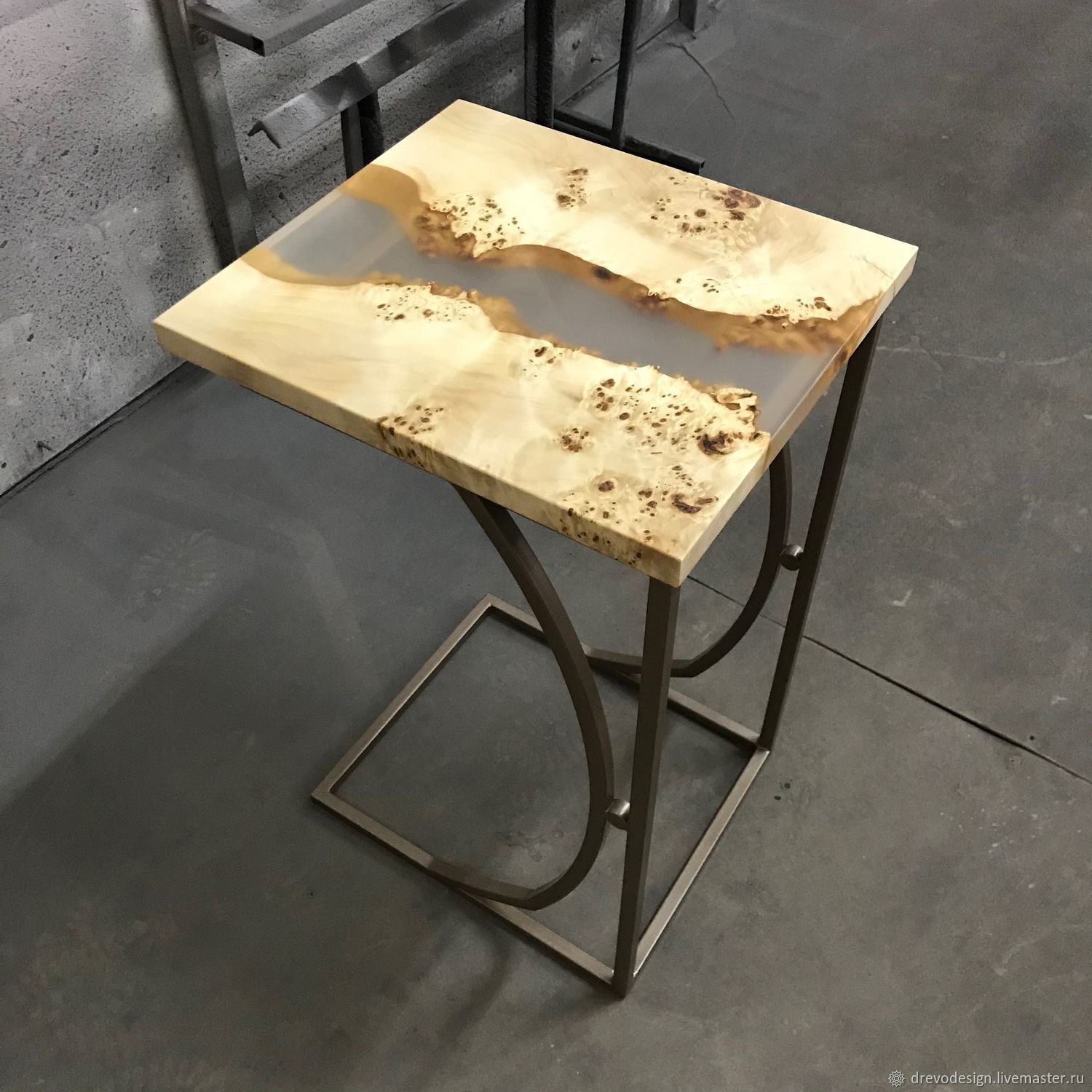 Придиванный столик из слэба
