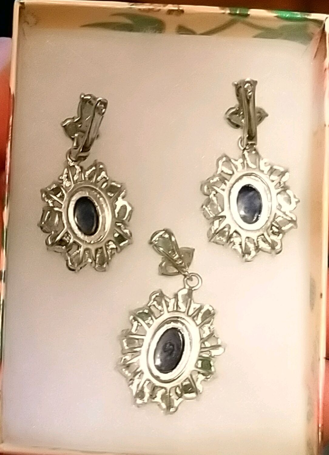 Комплект из серебра 925 с натуральными сапфирами и изумрудами купить в ...