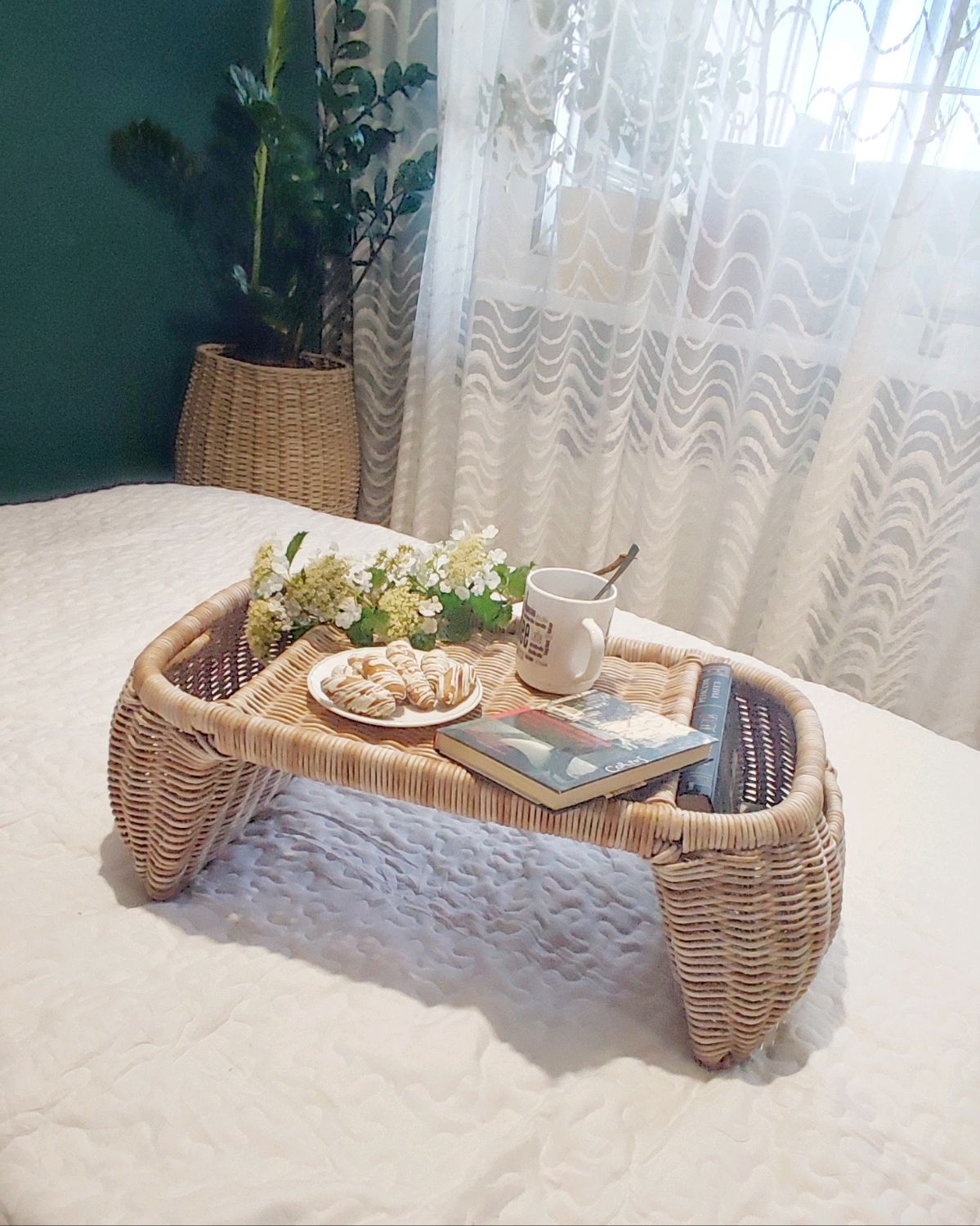 Кроватный столик для завтрака в постель: удобно и практично