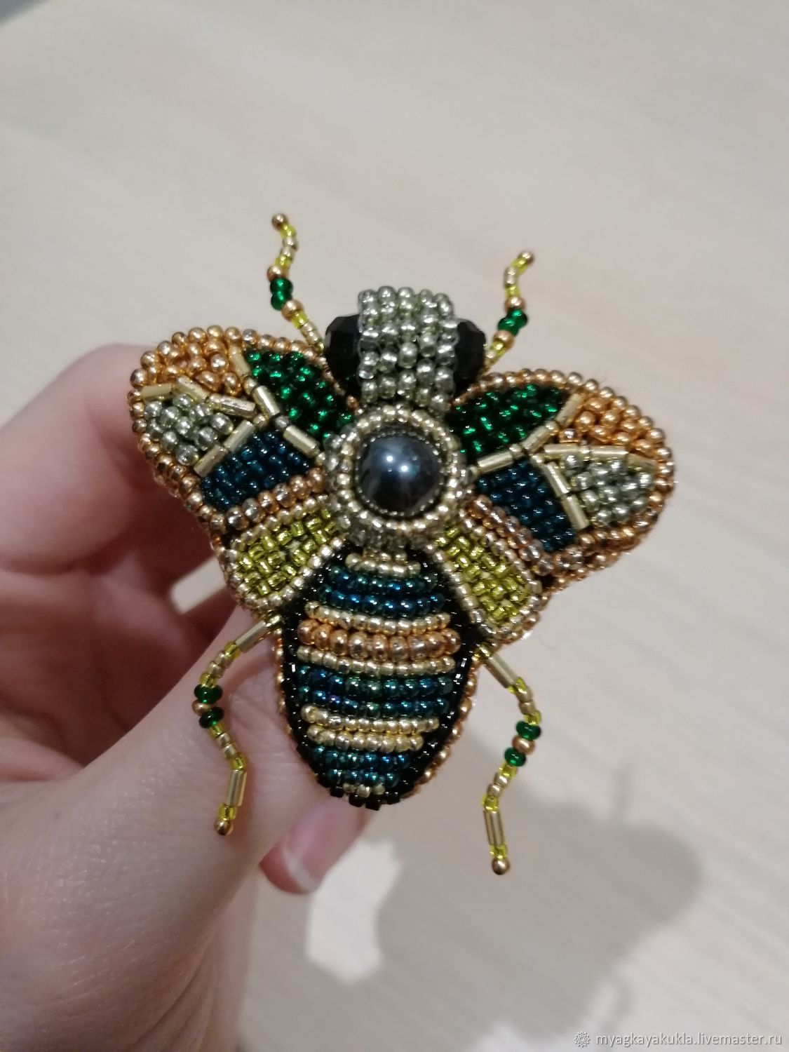пчелка из бисера. пчелка из бисера. пчелка из бисера. пчелка брошь бисер. бисероплетение пчелка.