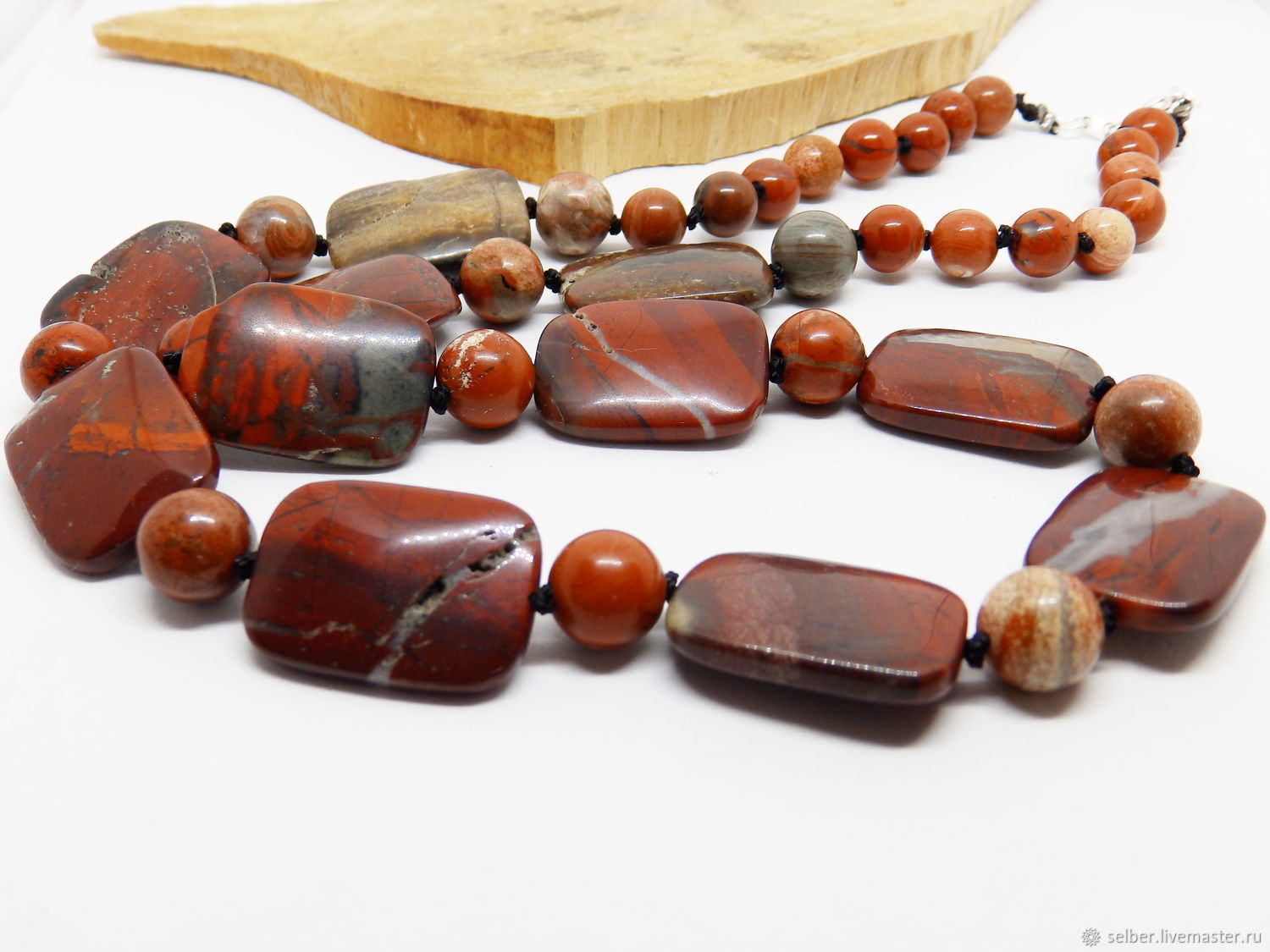 красная яшма бусины. бусы из яшмы.