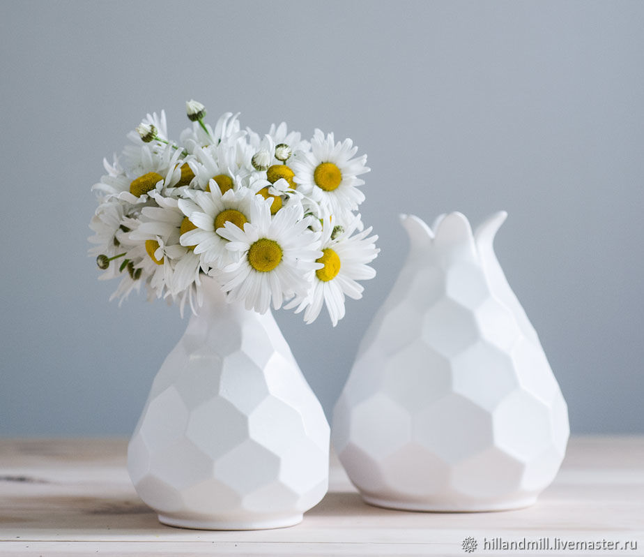 Две новые вазы. Белая ваза с цветами. Ваза с ромашками. Вазы с ромашками. Красивые белые вазы.