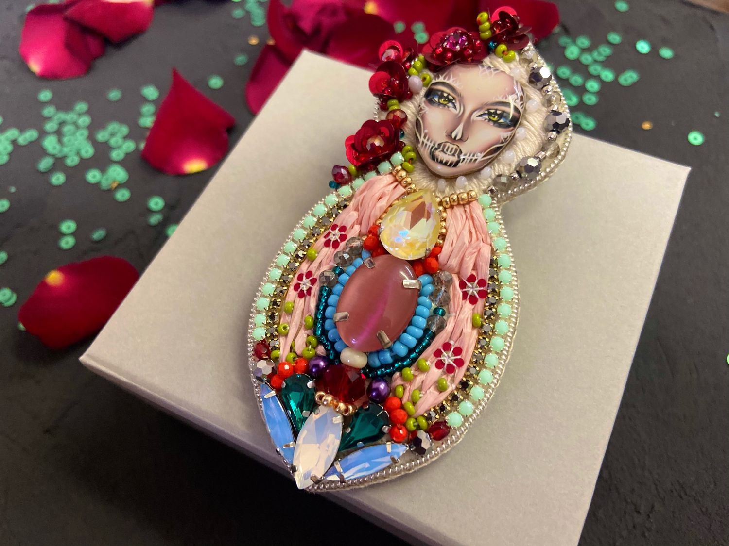 Брошь палитра художника из бисера. Брошь художник. Черри блаж палет брошь. Брошь краски. Брошь палитра из бисера.