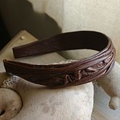 The band is rigid: Leather bracelet 