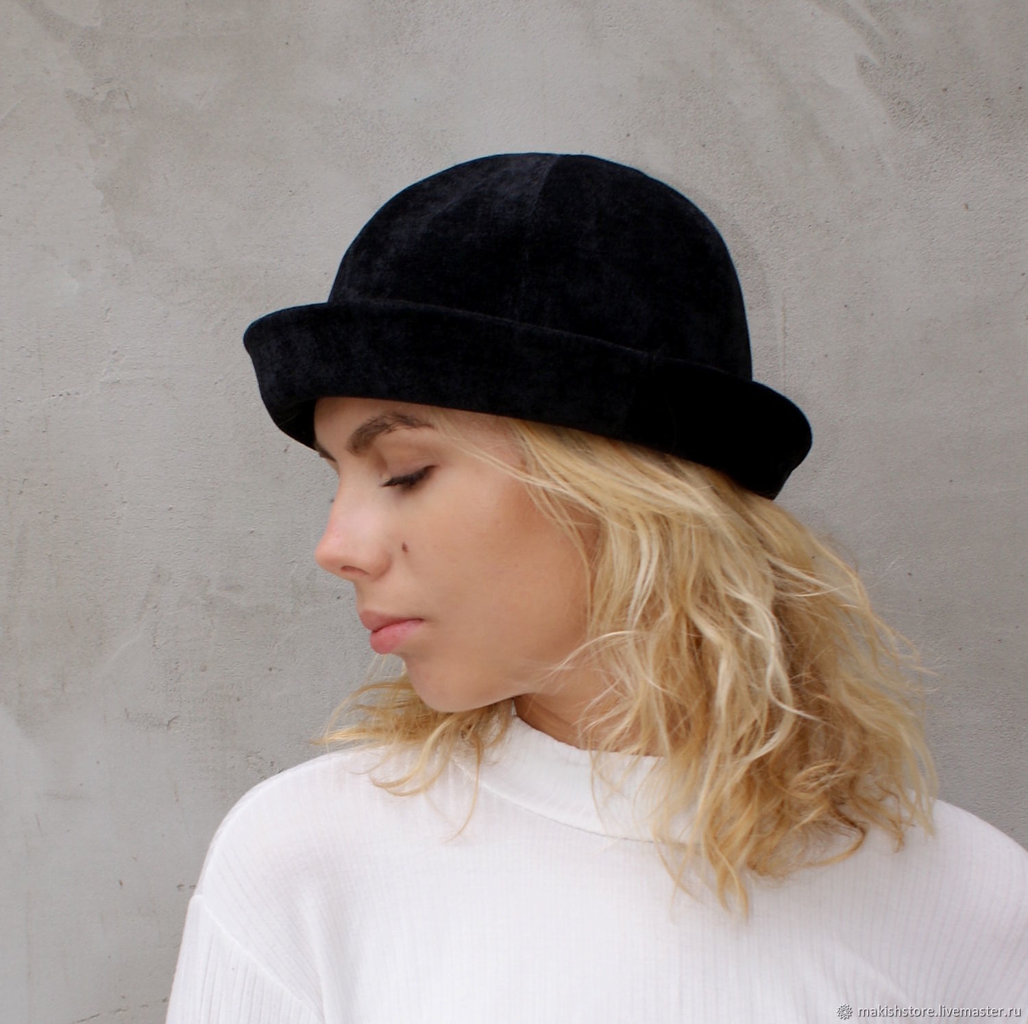 Шляпа санкт петербург. Шляпки из синамей. Красная фетровая шляпа образ. Шляпа кристиан диор летняя. Шляпка с маленькими полями.