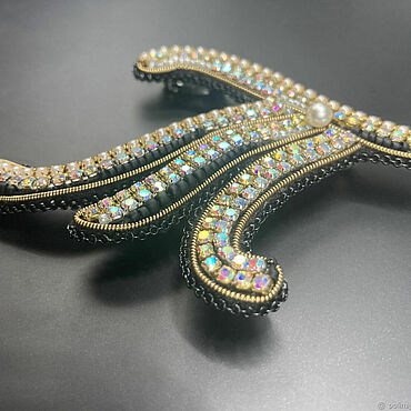 Украшения ручной работы. Ярмарка Мастеров - ручная работа Брошь ручной работы "Буква Т" золотая черная. Handmade.