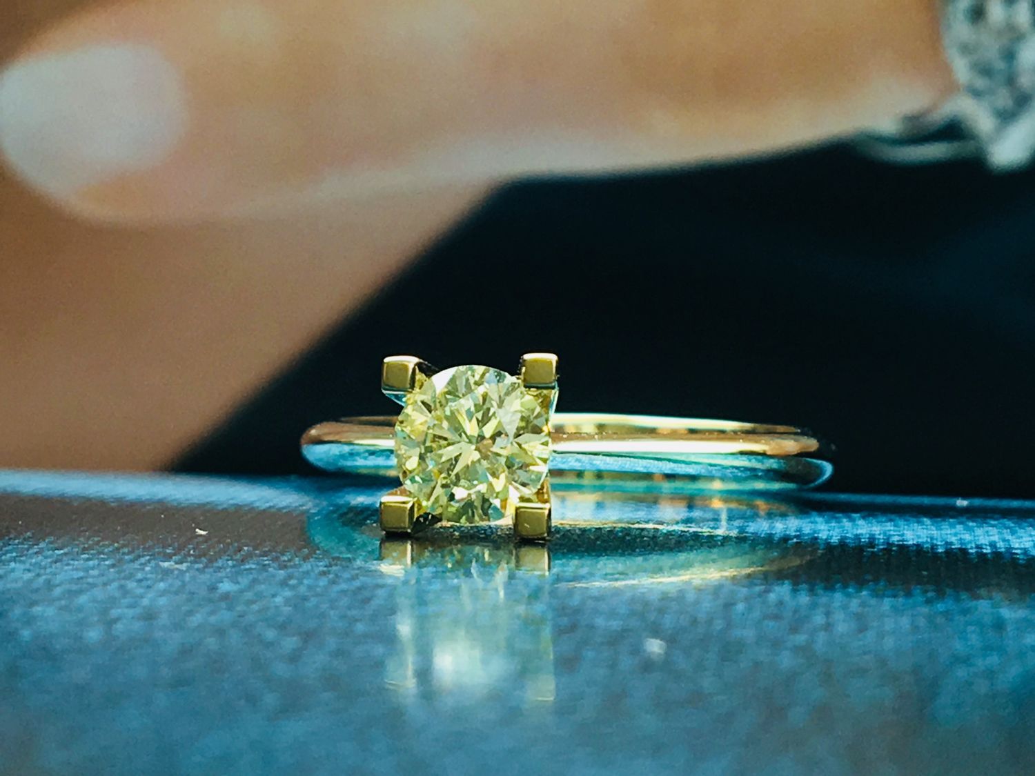 Золотое кольцо с бриллиантом 5 карат