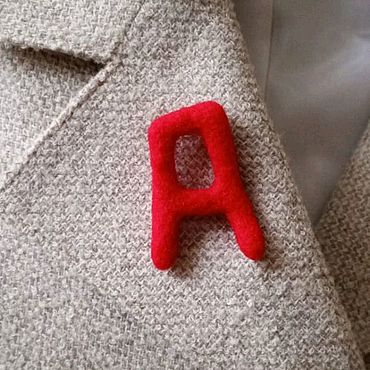 Украшения ручной работы. Ярмарка Мастеров - ручная работа Брошь буква "A" валяная. Handmade.