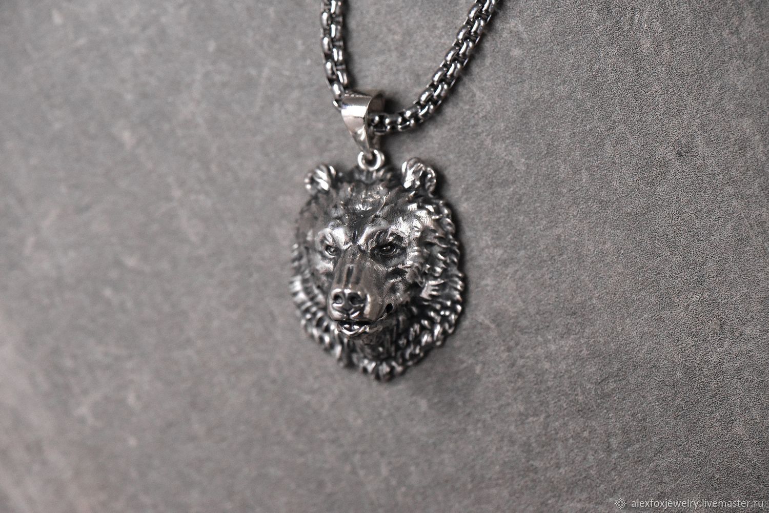 Медальоны амулеты. Медальон велес. Серебряный кулон медведь. Медальон медведя. Медальон медведя.