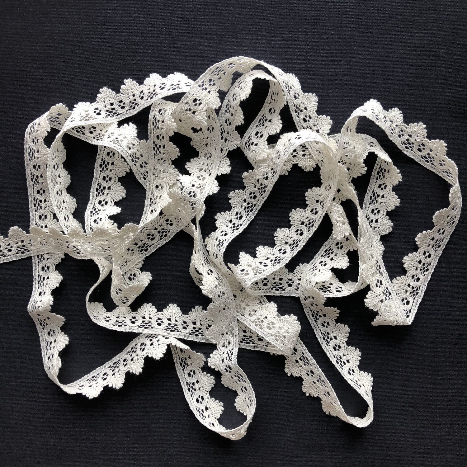 вязаные украшения из проволоки. кружева ювелира 5 букв. кружева ювелира 5 букв. кружева ювелира 5 букв. филигрань фон.