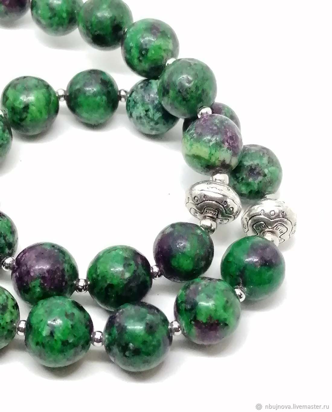 Цоизит магические свойства камня. Цоизит минерал кристалл. Циозит камень. Цоизит с рубином. Цоизит с рубином.