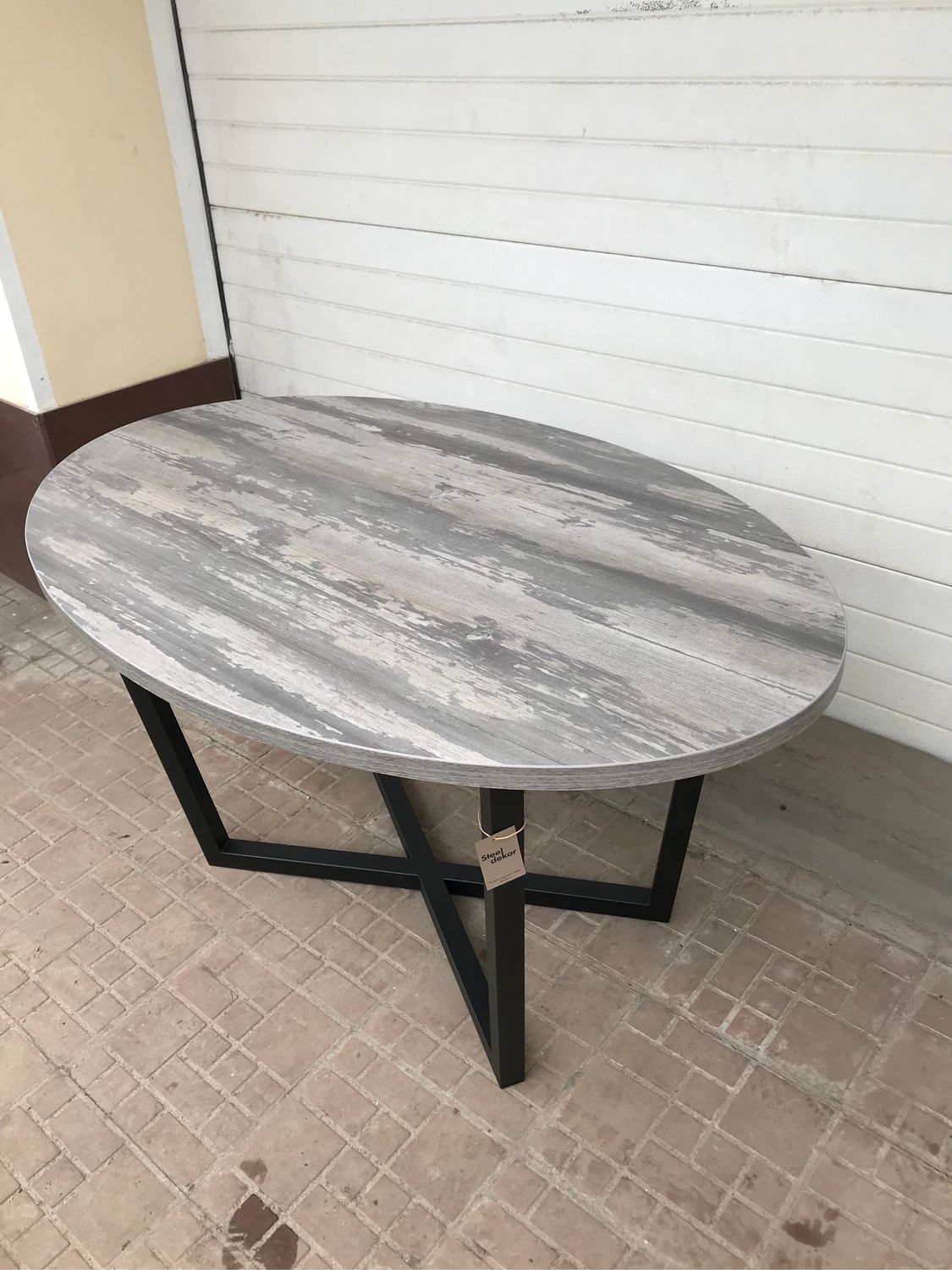 овальный обеденный стол из искусственного камня