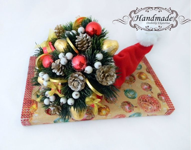 Новогодний декор коробки конфет. Новогоднее украшение на коробке конфет. Новогоднее украшение на коробку конфет. Украшение коробки конфет к новому году. Новогоднее украшение коробки конфет.