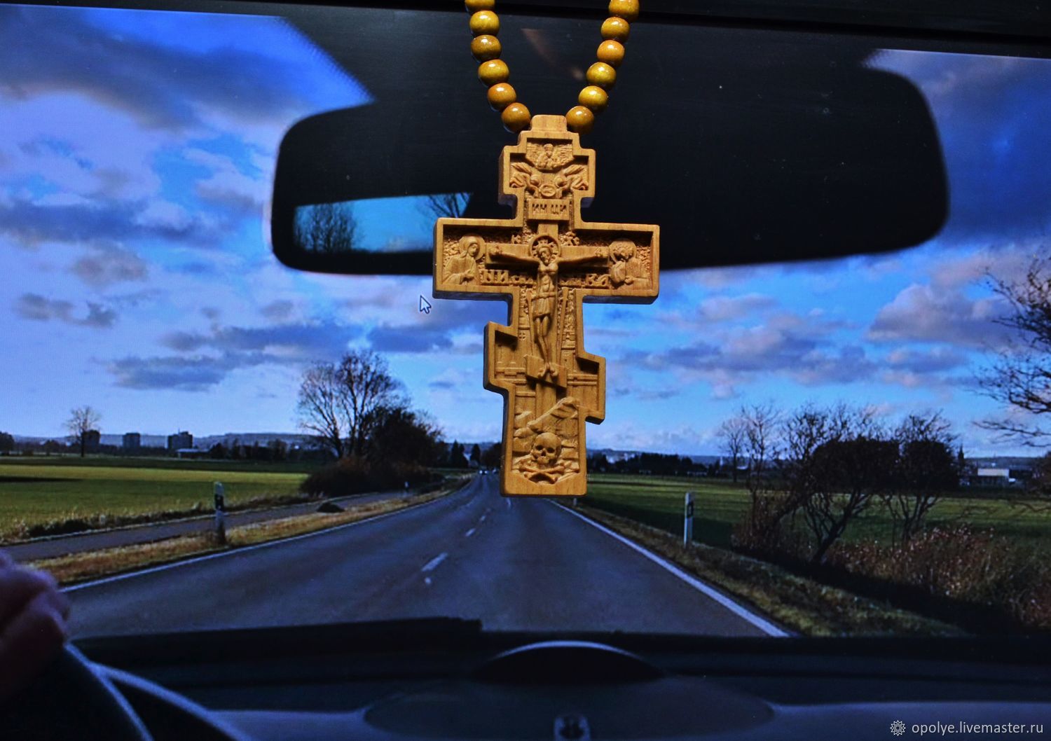 Деревянный крест в машину