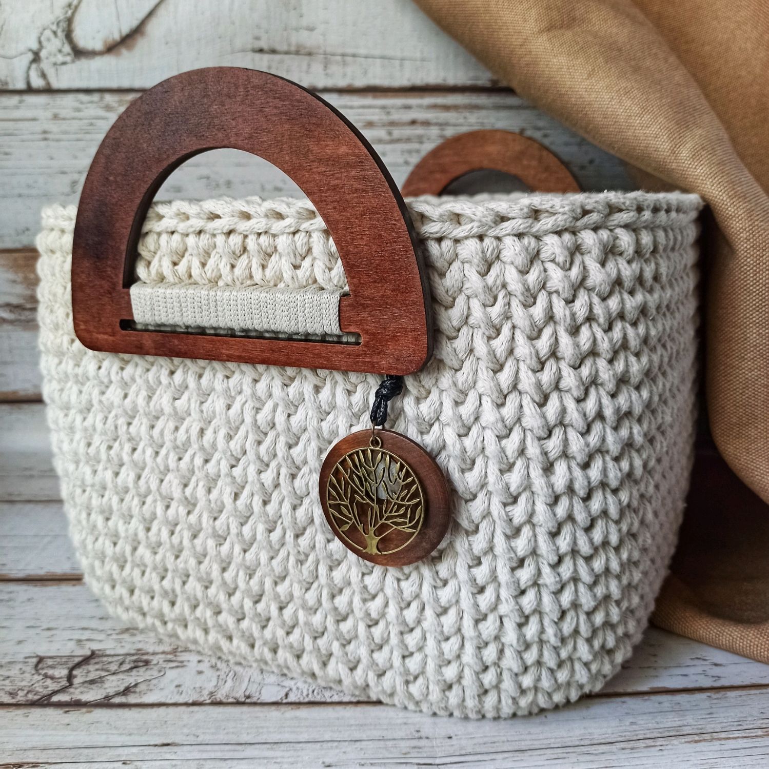 Корзина с деревянными ручками в интернет-магазине Ярмарка Мастеров по ...