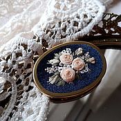 Зеркальце дамское с вышивкой Розовые незабудки
