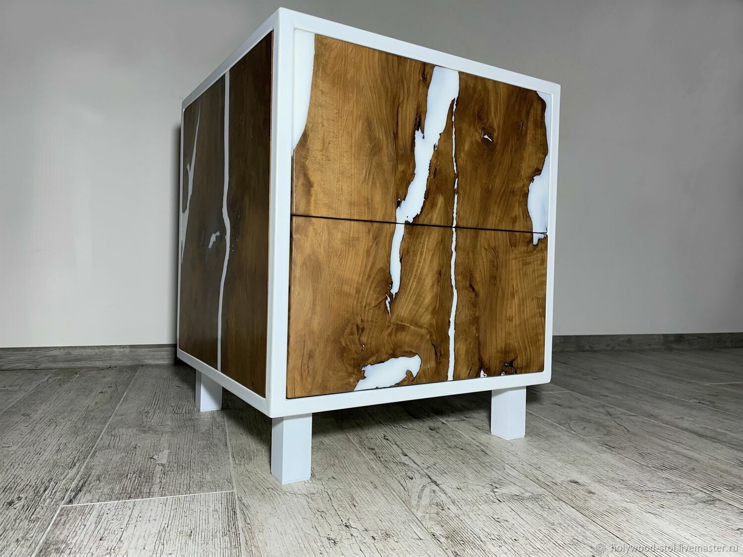 Прикроватная тумбочка с ящиками из массива дерева в интернет-магазине ...