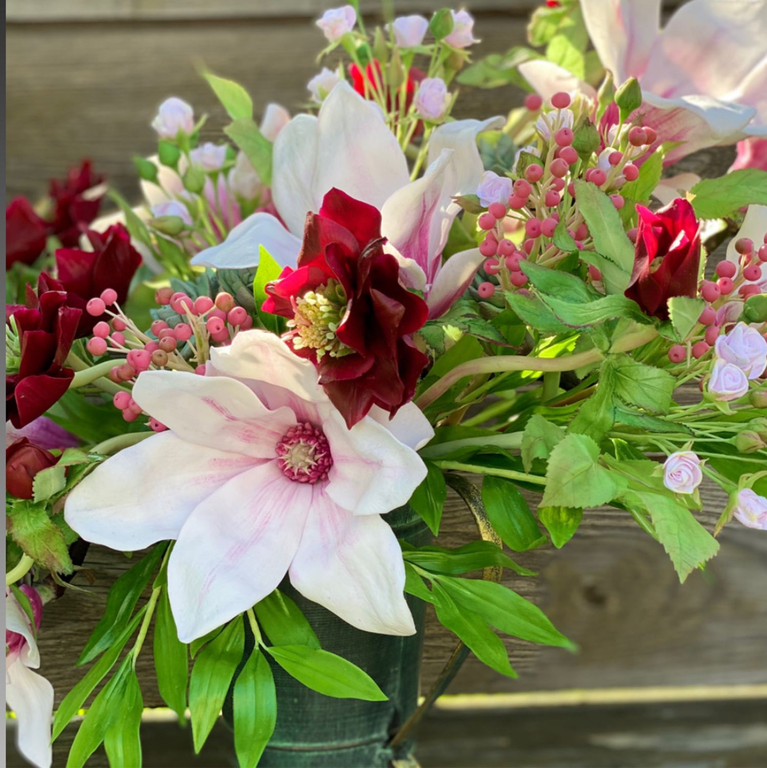 Свадебный букет из магнолий. Магнолия цветы букет. Букет магнолий и орхидей. Цветок искусственный магнолия. Букет с магнолией.