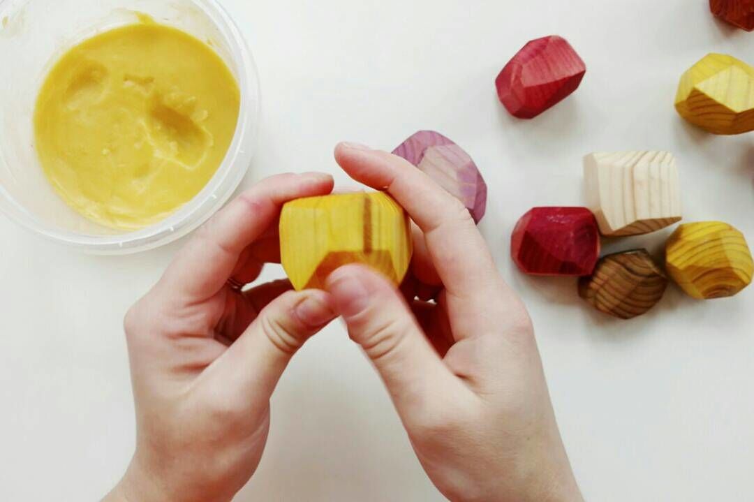 Игрушки мы красим овощным и и ягодными соками