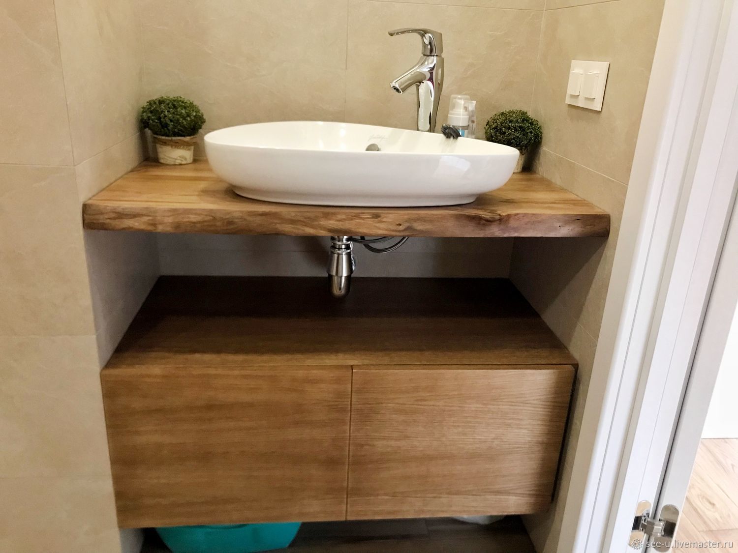 Деревянный стол под раковину в ванную