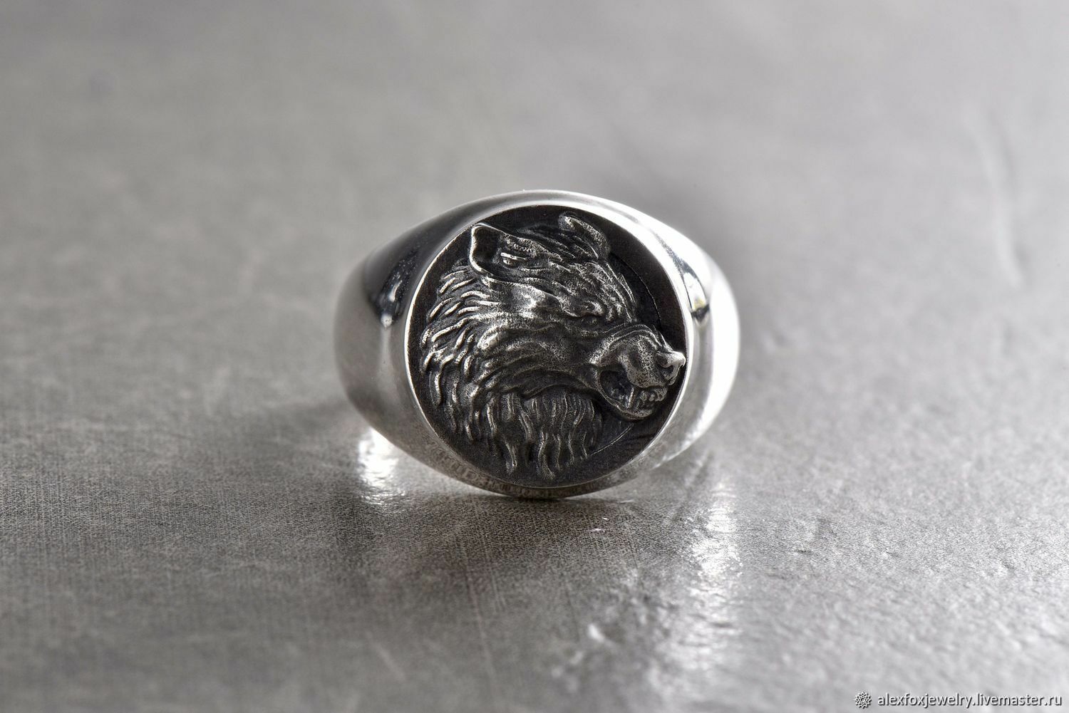 Серебряное кольцо с волком