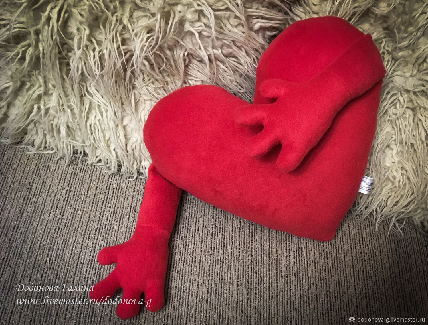 Сердце на подушке песня. Подушка сердечко сувенир. Подушки ко Дню влюбленных. Интересные подушки ко Дню влюбленных.